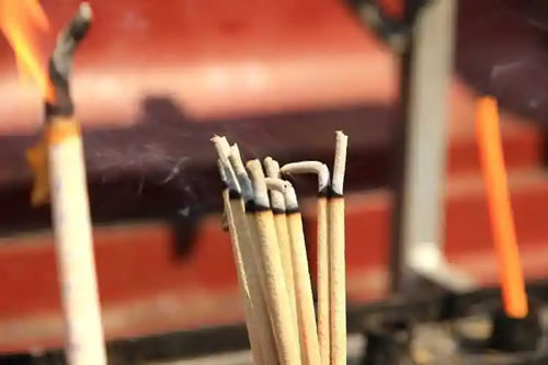 道教超度仪式中的 “焚香” 寓意：沟通天地的媒介
