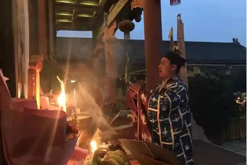 解析道教超度中的 “召神” 环节：如何邀请神灵降临护持
