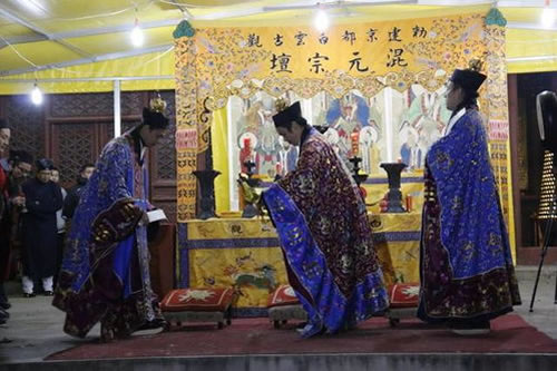 冬至，一场为亡灵举行的“光明”仪式